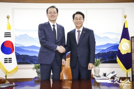 악수하는 조정식 국회의장-이형일 부총리