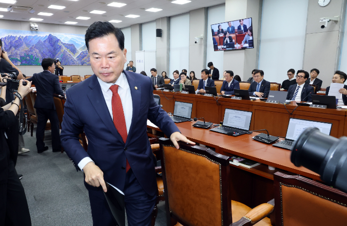 2일 국회에서 열린 운영위원회 전체회의에서 국민의힘 김승수 원내운영수석부대표 등 의원들이 '김태규 국회의원 제명 촉구 결의안' 관련 회의 도중 퇴장하고 있다. 연합뉴스