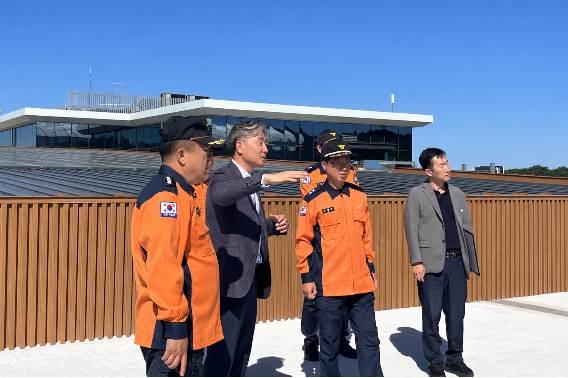 오승훈 강원특별자치도소방본부장은 2일 '2026 강릉 ITS 세계총회' 주요 행사장인 강릉 컨벤션센터와 오벌을 찾아 시설 현황과 소방안전대책 추진 상황을 점검했다. 강원소방본부 제공