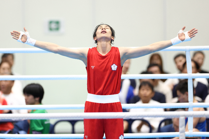 2일 일본 아이치현 니시오의 니시오 체육관에서 열린 2026 아이치·나고야 아시안게임 복싱 여자 60㎏급 결승전. 대만 린위팅이 중국 양청위를 상대로 승리를 거둔 후 기뻐하고 있다. 연합뉴스