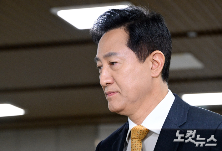 오세훈 서울시장이 2일 서울 서초구 서울고등법원에서 열린 정치자금법 위반 혐의 항소심 결심공판에 출석하고 있다. 류영주 기자