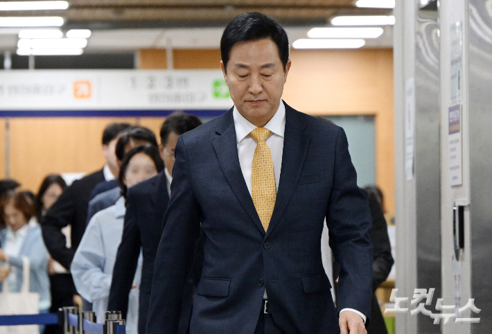 오세훈 서울시장이 2일 서울 서초구 서울고등법원에서 열린 정치자금법 위반 혐의 항소심 결심공판에 출석하고 있다. 류영주 기자