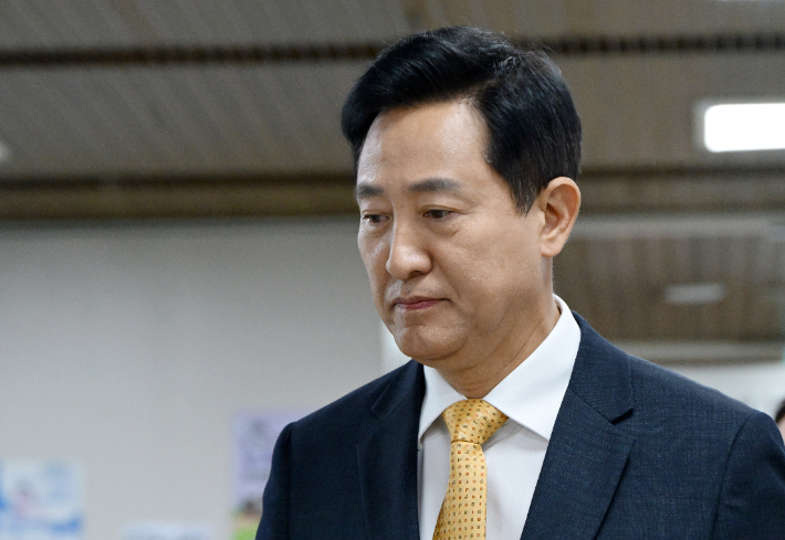오세훈 서울시장이 2일 서울 서초구 서울고등법원에서 열린 정치자금법 위반 혐의 항소심 결심공판에 출석하고 있다. 류영주 기자