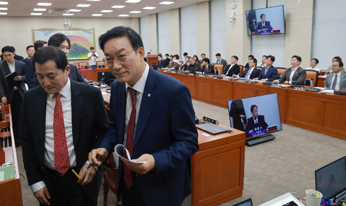지난 1일 국회 정무위원회 전체회의에서 야당 간사인 국민의힘 서일준 의원 등 국민의힘 소속 정무위원이 단일종목 레버리지 상장지수펀드(ETF) 도입 관련 증인 채택 불발에 항의하며 퇴장하는 모습. 정무위는 국민의힘 의원들이 퇴장한 가운데 여당 주도로 일반 증인 18명과 참고인 2명에 대한 국정감사 출석 요구안을 의결했다. 연합뉴스
