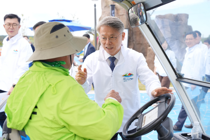 민형배 전남광주통합특별시장은 2일 2026여수세계섬박람회 주행사장을 찾아 운영상황과 현장 개선사항을 점검했다. 전남광주통합특별시 제공