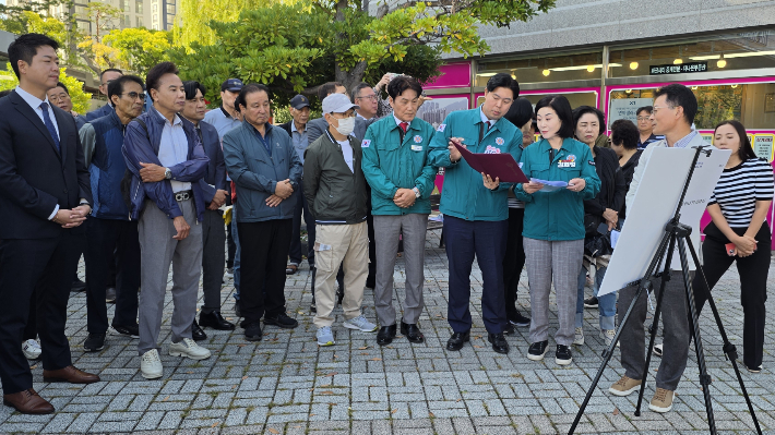 김희정 국회의원(연제)과 이열 시의원 등이 86번 버스 노선을 현장에서 살피고 있다. 의원실 제공