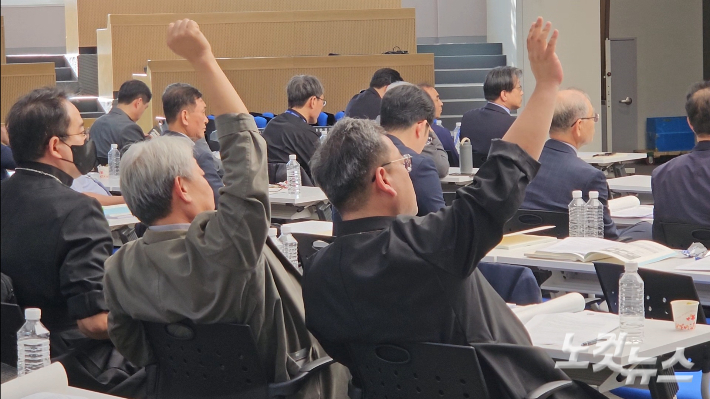 기독교한국루터회(총회장 원종호)가 1일과 2일 이틀동안 경기도 용인시 처인구 써닝리더십센터에서 제56차 정기총회를 진행했다. 루터교는 교단 갈등 3년 만에 완전체로 총회를 진행했지만, 총회 집행부에 대한 불신 해소와 화해라는 과제를 남겼다. 사진은 총대들이 발언권을 요구하는 모습. 송주열 기자