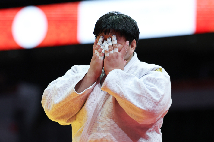 2일 일본 나고야 아이치 인터내셔널 아레나에서 열린 2026 아이치·나고야 아시안게임 유도 여자 +78kg급 결승. 대한민국 이현지가 중국 뉴신란에게 패한 뒤 아쉬워하고 있다. 연합뉴스