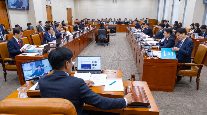 국회 재정경제기획위원회 위원장인 더불어민주당 조승래 의원이 여야 간사단이 1차로 협의 완료한 2026년도 국정감사 출석 증인에 대한 안건을 채택하고 있다. 연합뉴스