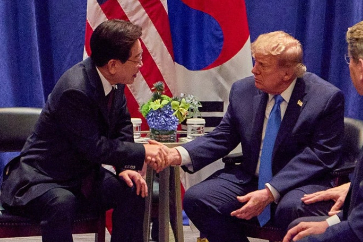 유엔 총회 참석차 미국을 방문 중인 이재명 대통령이 지난달 22일(현지시간) 뉴욕 한 호텔에서 도널드 트럼프 미국 대통령과 정상회담을 하고 있다. 연합뉴스
