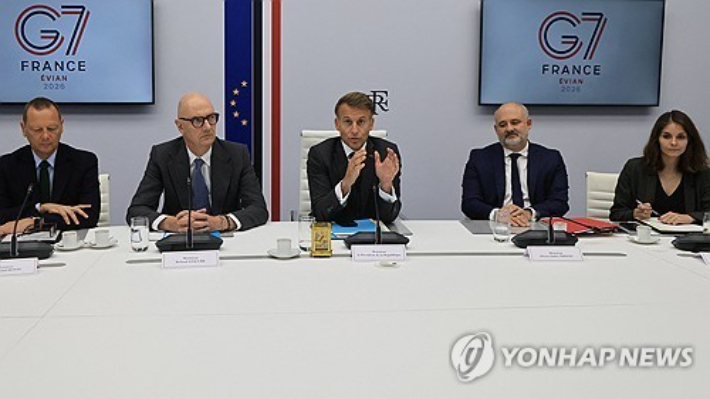 현지시간 2일 마크롱 프랑스 대통령(가운데)이 G7 화상회의 후 결과를 설명하는 모습. 사진 연합뉴스