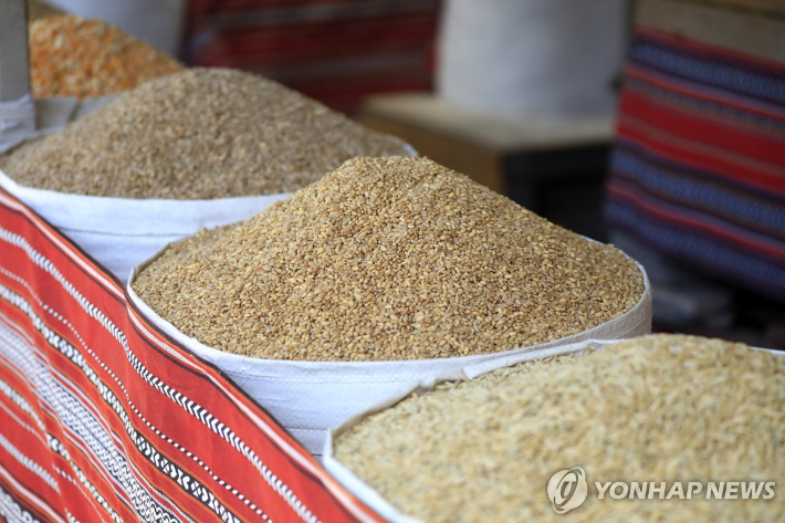 예멘 사나의 한 시장에서 판매되는 곡물. 사진 연합뉴스