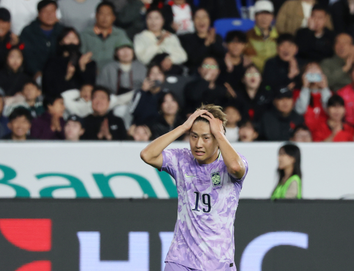 2일 울산 문수축구경기장에서 열린 대한민국과 베네수엘라의 축구 국가대표팀 평가전. 한국 이강인이 골 기회가 무산되자 머리를 감싸고 아쉬워하고 있다. 사진 연합뉴스