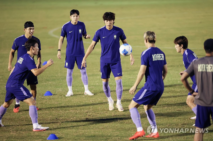 2026 아이치·나고야 아시안게임 대한민국 남자 축구 국가대표 선수들이 14일 일본 아이치현 도요타시 스포츠파크에서 훈련하고 있다. 사진 연합뉴스