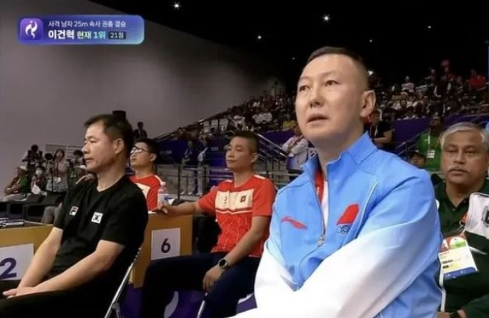 2026 아이치·나고야 아시안게임 남자 25m 속사권총 결승전의 방송 중계화면에 잡힌 중국 사격 코치. SNS 게시물 캡처