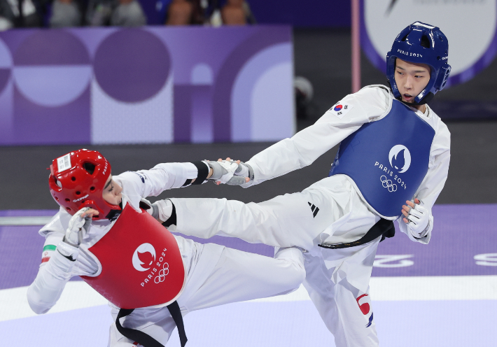 김유진(사진 오른쪽)이 2024 파리올림픽 태권도 여자 57kg급 결승에서 이란의 나히드 키야니찬데와 대결하고 있다. 연합뉴스