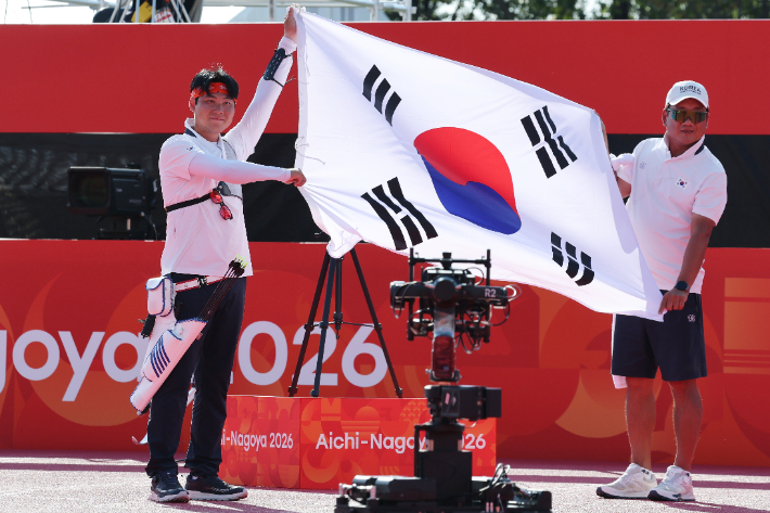 3일 일본 아이치현 오카자키 중앙종합공원 다목적광장에서 열린 2026 아이치·나고야 아시안게임 양궁 리커브 남자 개인 결승전. 한국 이우석(사진 왼쪽)이 일본의 나카니시 준야와의 경기에서 승리 후 기뻐하고 있다. 연합뉴스