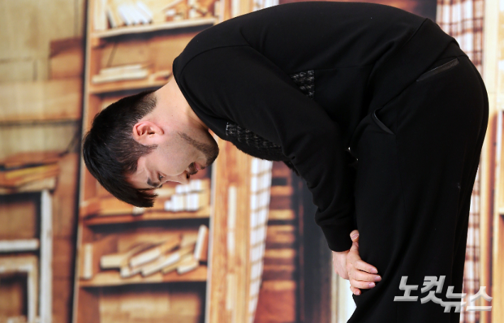 방송인 노홍철이 2015년 12월 예능 첫 복귀작 tvN 예능 프로그램 '내 방의 품격' 제작발표회에서 취재진을 향해 사과의 인사를 하고 있다.