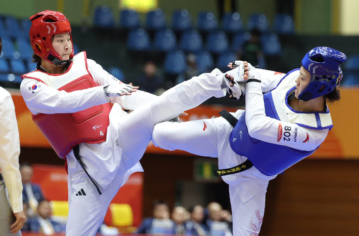 3일 일본 아이치현 도요하시 종합체육관에서 열린 2026 아이치·나고야 아시안게임 태권도 겨루기 여자 67㎏급 한국 송다빈(사진 왼쪽)과 중국 무원저 결승 경기. 한국 송다빈이 경기를 펼치고 있다. 연합뉴스