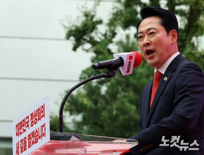 국민의힘 장동혁 대표가 3일 서울 중구 숭례문 인근에서 열린 '이재명 정권 심판' 민생회복·안보수호 국민행동대회에 참석해 연설하고 있다. 국민의힘이 서울 도심에서 대규모로 장외집회를 연 건 지난해 9월 28일 대한문에서 개최한 '야당 탄압·독재 정치 국민 규탄대회' 이후 약 1년 만이다. 황진환 기자
