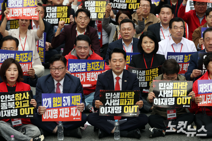 국민의힘 장동혁 대표, 정점식 원내대표 등이 3일 서울 중구 숭례문 인근에서 열린 '이재명 정권 심판' 민생회복·안보수호 국민행동대회에 참석해 구호를 외치고 있다. 황진환 기자
