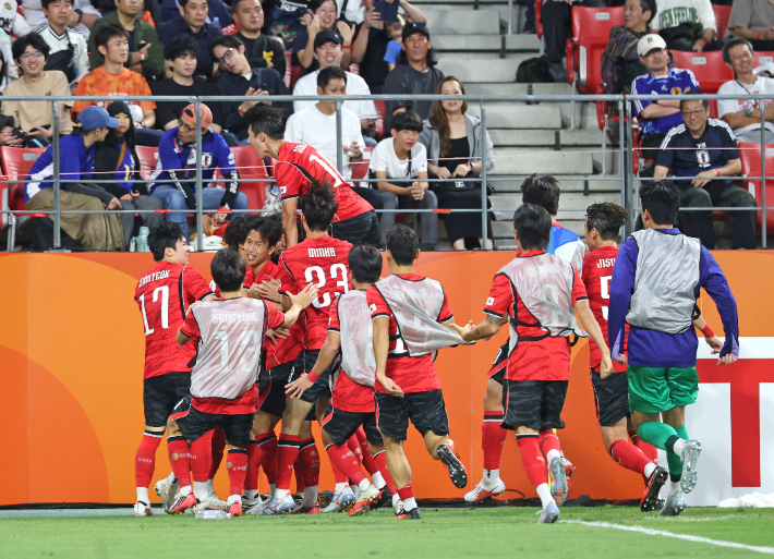 3일 일본 아이치현 도요타 스타디움에서 열린 2026 아이치·나고야 아시안게임 남자 축구 대한민국과 일본의 결승. 한국 엄지성이 선제골을 넣은 뒤 동료들과 함께 기뻐하고 있다. 연합뉴스