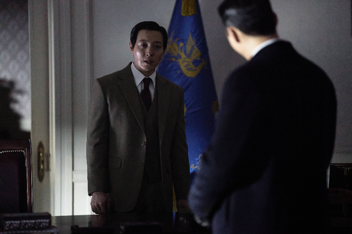 디즈니플러스(+) 시리즈 '메이드 인 코리아'는 1970년대 대한민국을 수익모델로 삼아 부와 권력의 정점에 오르려는 중앙정보부 과장 백기태(현빈)와 그를 벼랑 끝까지 추적하는 검사 장건영(정우성)의 치열한 대립을 다뤘다. 시즌2는 9년 후 더 큰 욕망을 향해 폭주하는 백기태의 위태로운 여정이 펼쳐졌다. 월트디즈니 컴퍼니 코리아 제공