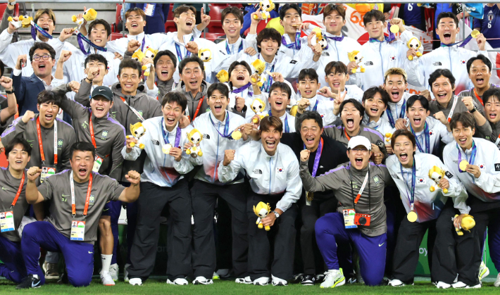 3일 일본 아이치현 도요타 스타디움에서 열린 2026 아이치·나고야 아시안게임 남자 축구 시상식에서 금메달을 획득한 한국 대표팀 선수들이 이민성 감독을 비롯한 코칭 스태프들과 기념촬영을 하고 있다. 연합뉴스