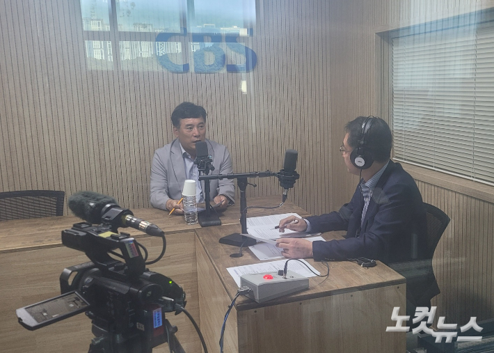 왼쪽부터 허혁 과장, 김종현 앵커. 이은영 PD