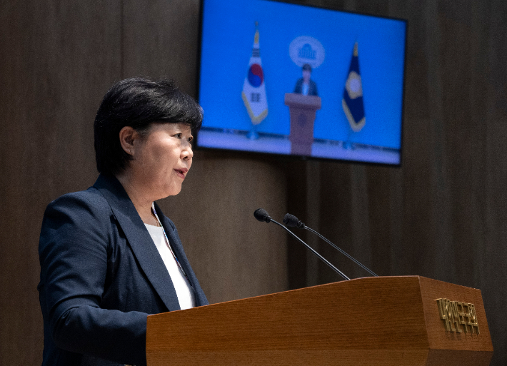 국회 법제사법위원회 위원장인 더불어민주당 서영교 의원이 4일 국회에서 조희대 대법원장의 법사위 국정감사 '증인' 출석을 촉구하는 기자회견을 하고 있다. 연합뉴스