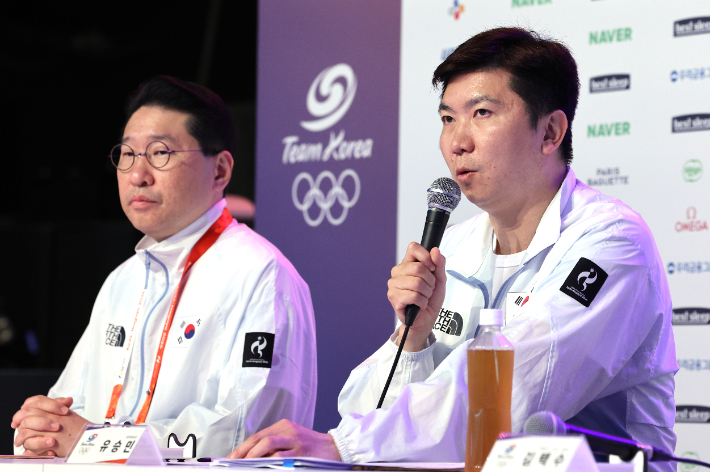 4일 일본 나고야 2026 아이치·나고야 아시안게임 코리아하우스에서 열린 대한민국 선수단 결산 기자회견에서  유승민 대한체육회장이 발언을 하고 있다. 왼쪽은 이상현 선수단장. 연합뉴스