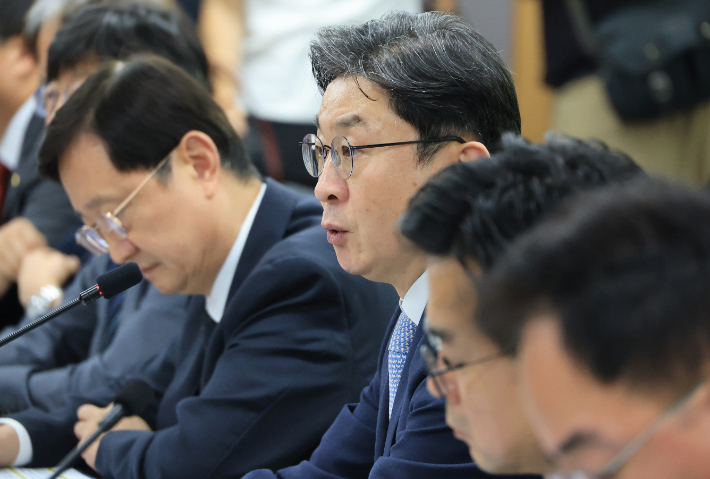 이억원 금융위원회 위원장이 4일 정부서울청사에서 열린 최근 침해위협 대응 전금융권 긴급 점검회의에서 발언하고 있다. 연합뉴스