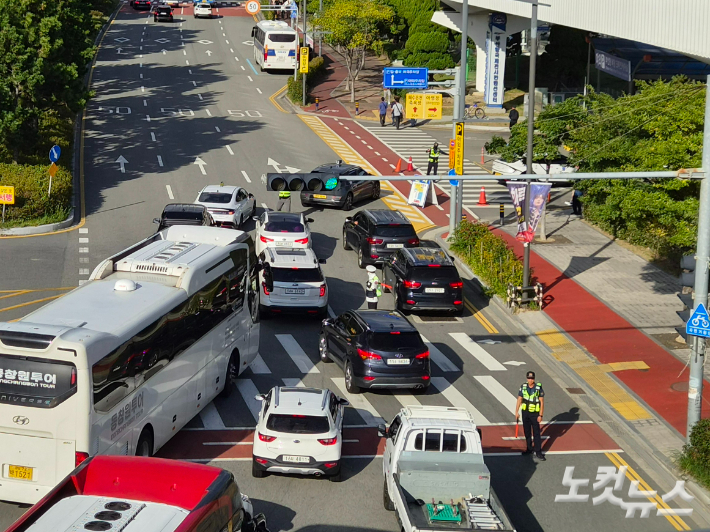 4일 오후 부산 동구 북항 친수공원 일대가 공원으로 진입하려는 차량들이 몰려 혼잡한 모습. 정혜린 기자