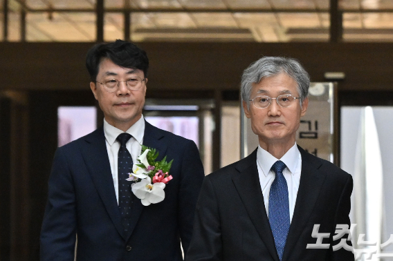 조희대(오른쪽) 대법원장과 김성수 신임 대법관이 지난달 21일 오후 서울 서초구 대법원에서 열린 대법관 취임식에 참석하고 있다. 황진환 기자