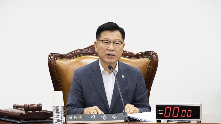이양수 정보위원장이 26일 서울 여의도 국회에서 열린 정보위원회 전체회의에서 발언하고 있다. 연합뉴스