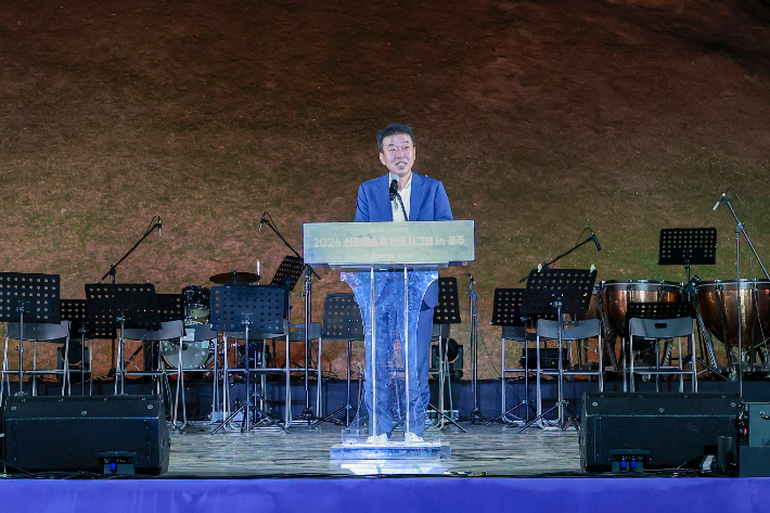 최혁준 경주시 부시장이 지난 3일 저녁 경주 봉황대 특설무대에서 열린 '2026 신라예술제' 개막식에서 인사말을 하고 있다. 경주시 제공