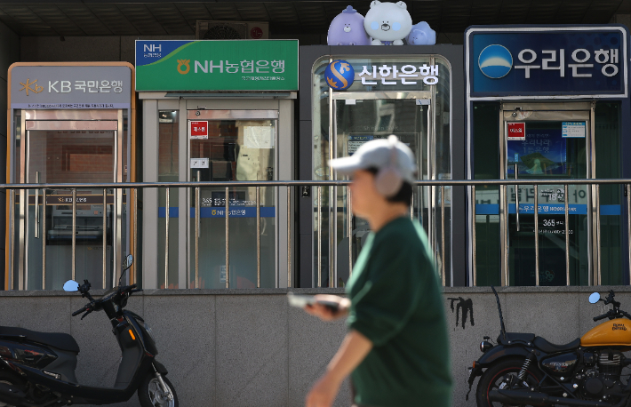 신한은행에 이어 KB국민은행, 하나은행 등 국내 주요 시중은행에서 전방위적인 인공지능(AI) 해킹 공격으로 고객정보가 유출되는 사고가 발생하면서 금융권 보안에 비상이 걸렸다. 우리은행과 NH농협은행의 경우 최근 외부 비인가자의 해킹 시도가 있었으나, 자체 침입 방지 시스템이 작동해 현재까지 파악된 정보 유출은 없는 것으로 전해졌다. 사진은 4일 서울 시내에 설치된 여러 은행 ATM기. 연합뉴스