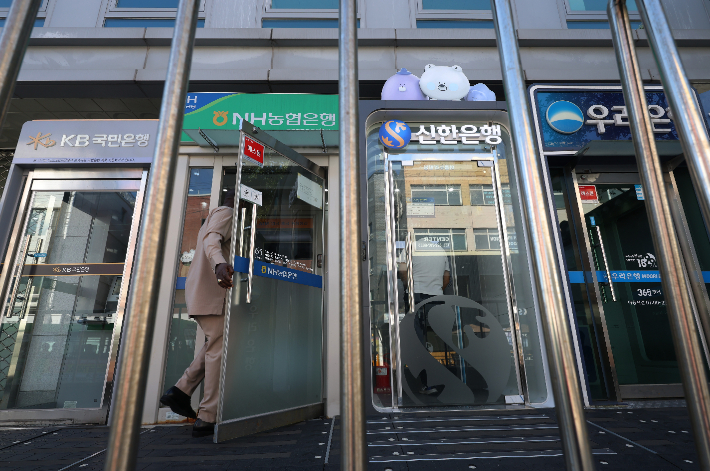 신한은행에 이어 KB국민은행, 하나은행 등 국내 주요 시중은행에서 전방위적인 인공지능(AI) 해킹 공격으로 고객정보가 유출되는 사고가 발생하면서 금융권 보안에 비상이 걸렸다. 우리은행과 NH농협은행의 경우 최근 외부 비인가자의 해킹 시도가 있었으나, 자체 침입 방지 시스템이 작동해 현재까지 파악된 정보 유출은 없는 것으로 전해졌다. 사진은 4일 서울 시내에 설치된 여러 은행 ATM기. 연합뉴스