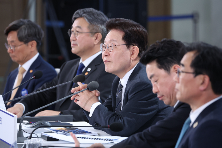 이재명 대통령이 2일 세종특별자치시에서 열린 민원혁신 사례보고회에서 송형근 전남광주통합특별시 지방시설주사의 민원해결 우수사례 발표를 듣고 있다. 연합뉴스