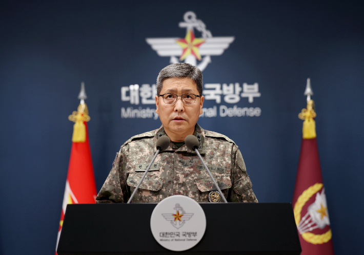 권대원 합동참모본부 차장이 5일 서울 용산구 국방부에서 비무장지대(DMZ) 지뢰 폭발 관련해 합동 현장조사 TF 최종 조사결과를 발표하고 있다. 연합뉴스