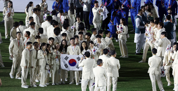 폐회식 추억 남기는 한국 선수단. 연합뉴스