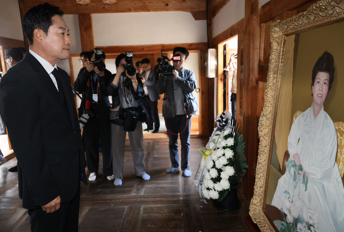 육영수 여사 추모하는 장동혁 대표. 연합뉴스