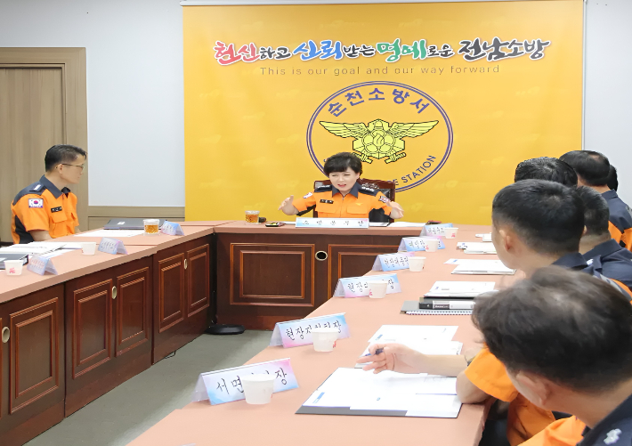 이오숙 소방본부장(가운데). 순천소방서 제공