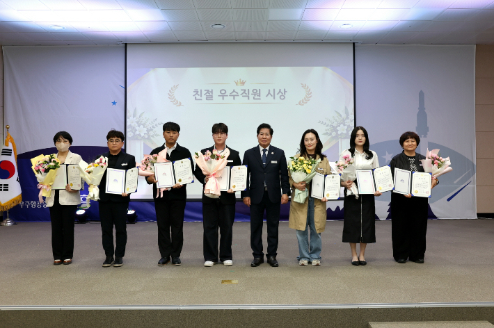 공영민 군수가 표창 받은 우수직원들과 기념촬영하고 있다. 고흥군 제공