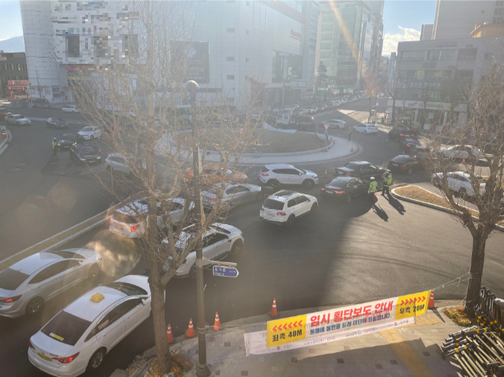 교통혼잡이 이어지고 있는 옥천오거리 회전교차로. 독자 제공 