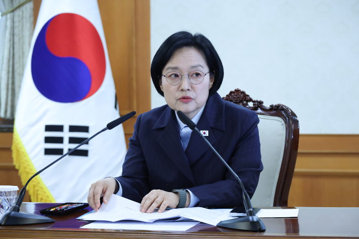 한성숙 국무총리가 6일 서울 종로구 정부서울청사에서 열린 금융ㆍ공공기관 개인정보 유출관련 회의를 주재하고 있다. 연합뉴스