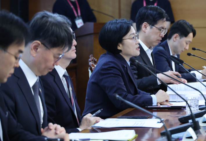 한성숙 국무총리가 6일 서울 종로구 정부서울청사에서 열린 금융ㆍ공공기관 개인정보 유출관련 회의에서 발언하고 있다. 연합뉴스