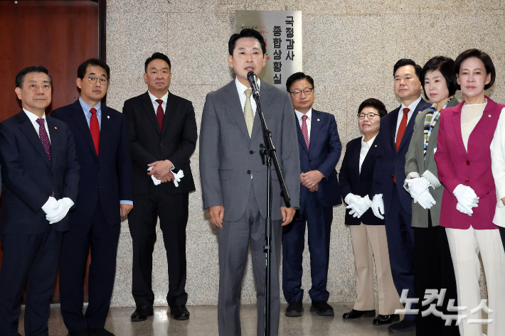 국민의힘 장동혁 대표가 지난 2일 서울 여의도 국회에서 열린 당 국정감사 종합상황실 현판제막식에서 발언을 하고 있다. 윤창원 기자