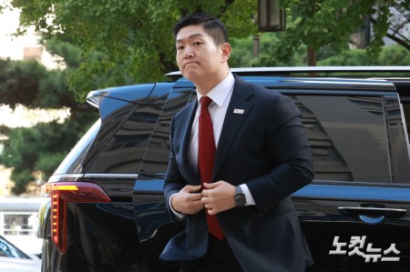 정원오 전 서울시장 후보의 성동구청장 재임 시절 멕시코 칸쿤 출장 관련 의혹을 제기한 국민의힘 김재섭 의원이 국정감사 첫날인 6일 오전 서울 마포구 서울경찰청 광역수사단 공공범죄수사대에 피의자 신분으로 출석하고 있다.