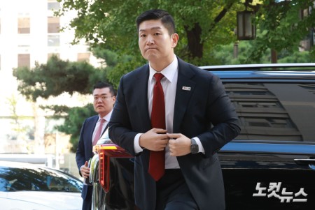 정원오 전 서울시장 후보의 성동구청장 재임 시절 멕시코 칸쿤 출장 관련 의혹을 제기한 국민의힘 김재섭 의원이 국정감사 첫날인 6일 오전 서울 마포구 서울경찰청 광역수사단 공공범죄수사대에 피의자 신분으로 출석하고 있다.